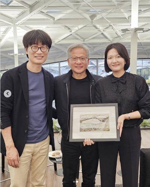 네이버 창업자인 이해진 글로벌투자책임자(GIO·왼쪽부터)와 젠슨 황 엔비디아 최고경영자(CEO), 최수연 네이버 대표가 지난해 6월 미국 캘리포니아주 산타클라라에 위치한 엔비디아 본사에서 만나 ‘소버린 AI’에 대해 논의한 뒤 기념촬영을 하고 있는 모습. <출처=인스타그램 네이버 공식 계정>