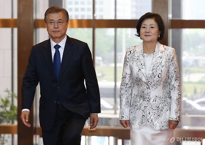 문재인 대통령과 영부인 김정숙 여사가 2017년 5월 서울 여의도 국회 본청 중앙홀에서 열린 제19대 대통령 취임식에 참석하고 있다./사진=뉴스1
