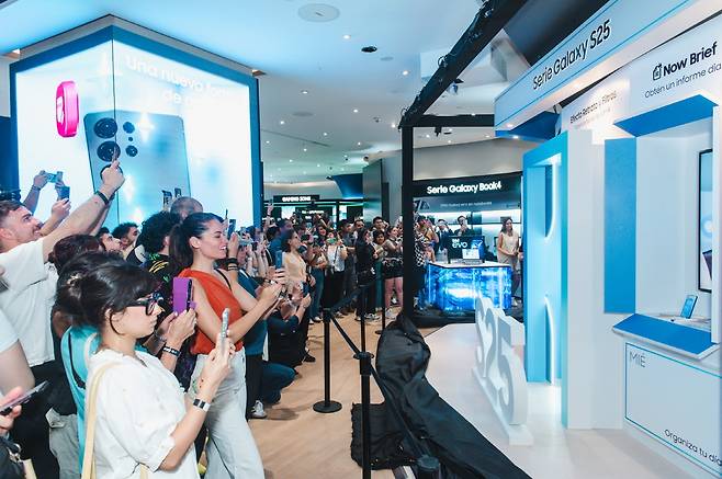 칠레 수도 산티아고의 센코 코스타네라 몰(Cenco Costanera Mall)에 위치한 삼성 스토어에서 고객들이 제품 사진을 찍는 모습. [삼성전자 제공]