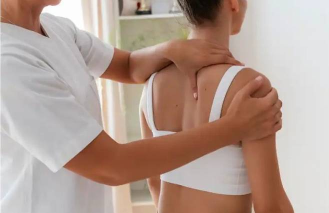 [서울=뉴시스]영국의 한 여성이 목 통증을 완화하기 위해 받은 카이로프랙틱(척추 교정 시술) 치료 후 사망한 사건이 큰 충격을 주고 있다.(사진=더 선) *재판매 및 DB 금지