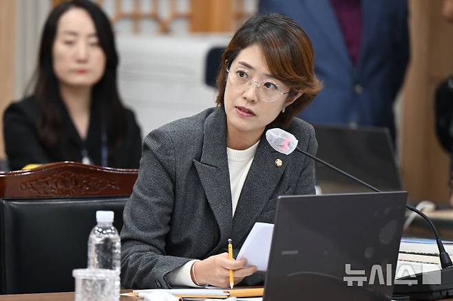 [광주=뉴시스] 박기웅 기자 = 고민정 더불어민주당 의원이 지난해 10월17일 광주 서구 광주시교육청에서 열린 교육위원회 국정감사에서 이정선 광주시교육감에게 질의하고 있다. 2024.10.17. pboxer@newsis.com
