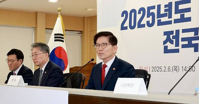 [서울=뉴시스] 김문수 고용노동부 장관이 지난 6일 서울 중구 서울지방고용노동청에서 열린 전국 기관장 회의에 참석해 발언하고 있다. (사진=고용노동부 제공) 2025.02.06. photo@newsis.com *재판매 및 DB 금지