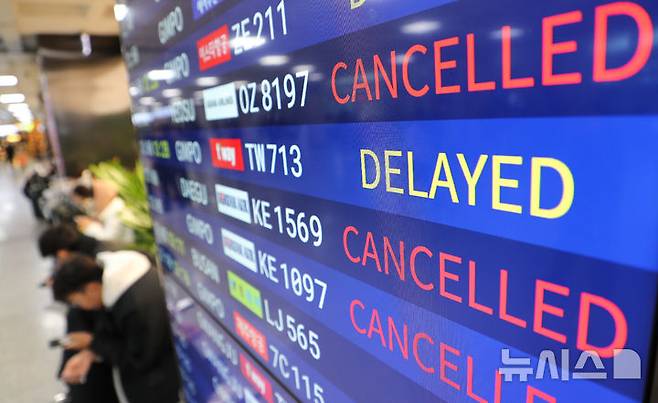 [제주=뉴시스] 우장호 기자 = 제주지역에 강풍특보가 발효된 7일 오후 제주국제공항 대합실 전광판에 항공기 결항 안내가 가득 떠 있다. 기상청에 따르면 이날 제주 북·서부에 강풍경보, 산지·중산간·동·남부에는 각각 강풍주의보가 내려져 있으며 강한 바람은 8일 오후까지 지속될 것으로 예보됐다. 2025.02.07. woo1223@newsis.com