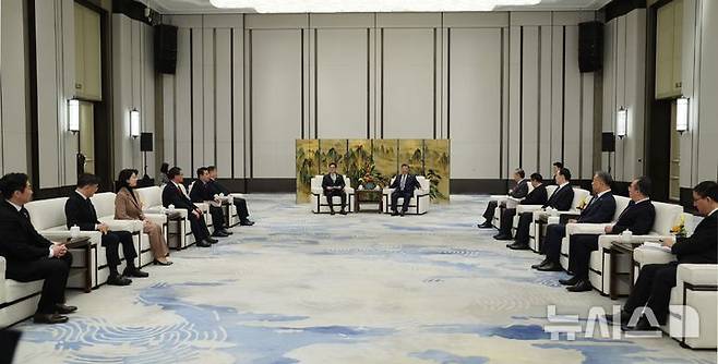 [베이징=뉴시스] 우원식 국회의장과 여야 의원 대표단은 7일 오후 중국 헤이룽장성 하얼빈시 타이양다오호텔에서 시진핑 중국 국가주석과 접견했다. 사진은 시 주석과 만난 우 의장과 여야 대표단.(사진=국회의장실 제공) 2025.2.7 photo@newsis.com