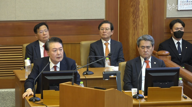 △ 지난 6일 윤석열 대통령 탄핵심판 6차 변론 기일에 참석한 윤 대통령과 변호인단.