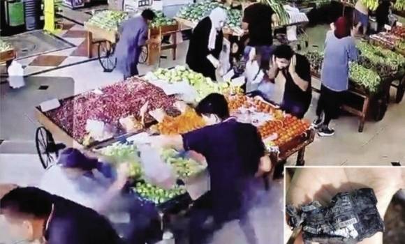 2024년 9월 17일(현지시간) 레바논 수도 베이루트의 한 식료품점에서 과일을 고르고 있던 남성(왼쪽 아래 모자 쓴 이)이 메고 있던 가방이 폭발하면서 충격에 쓰러지는 모습이 매장 폐쇄회로(CC)TV에 찍혔다. 작은 사진은 레바논 전역에서 폭발해 시민들을 공포 속으로 몰아넣은 무선호출기(삐삐)의 잔해. 엑스(X) 캡처