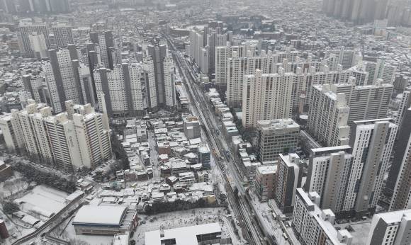 눈 내린 대구 - 대구에 눈이 내린 7일 대구 도심에 눈이 쌓여 있다. 2025.2.7. 연합뉴스