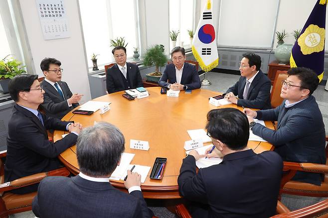 4일 오전 서울 여의도 국회에서 국민의힘 김상훈 정책위의장과 더불어민주당 진성준 정책위의장, 방기선 국무조정실장, 조오섭 국회의장 비서실장 등이 참석한 가운데 국정협의체 실무협의가 열리고 있다. ⓒ연합뉴스