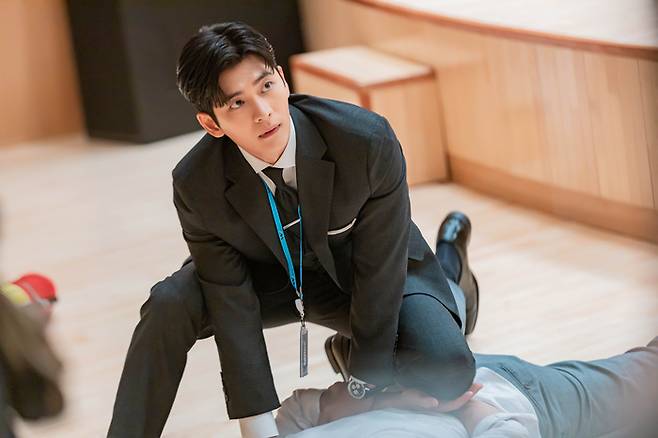 tvN 새 주말극 ‘감자연구소’에서 소백호 역을 연기한 배우 강태오의 출연장면. 사진 tvN