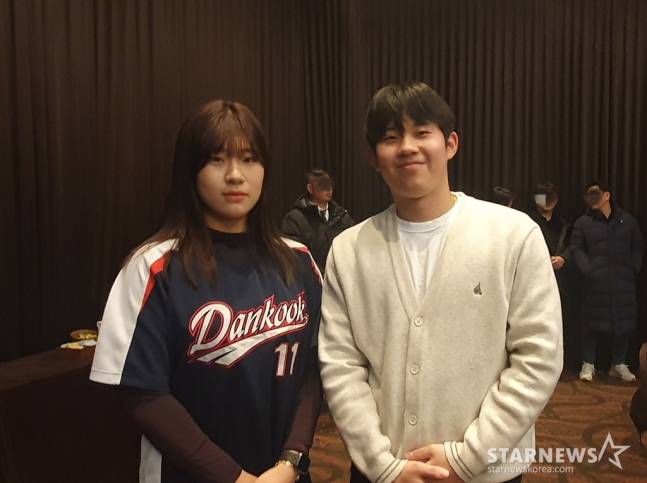 이예린(왼쪽)과 그의 오빠 키움 이명종이 2023년 말 서울 마포구 서울가든호텔에서 열린 '야구·소프트볼인의 밤'에서 사진 촬영을 하고 있다. /사진=김동윤 기자