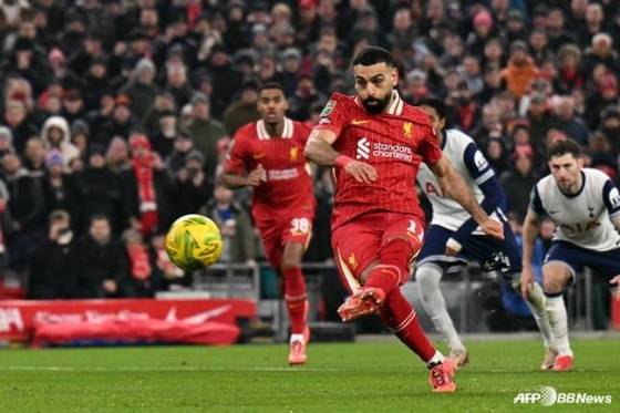 7일 오전 5시(한국시간) 영국 리버풀의 안필드에서 열린 2024~2025시즌 잉글랜드카라바오컵(리그컵) 4강 2차전 후반전 모하메드 살라가 페널티킥을 성공하고 있다. /AFPBBNews=뉴스1