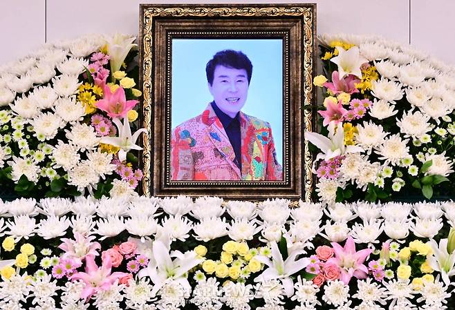 (서울=뉴스1) 사진공동취재단 = 7일 서울 종로구 서울대학교병원 장례식장에 '국민 트로트 가수' 고 송대관의 빈소가 마련돼 있다. 2025.2.7/뉴스1  Copyright (C) 뉴스1. All rights reserved. 무단 전재 및 재배포,  AI학습 이용 금지. /사진=(서울=뉴스1) 사진공동취재단