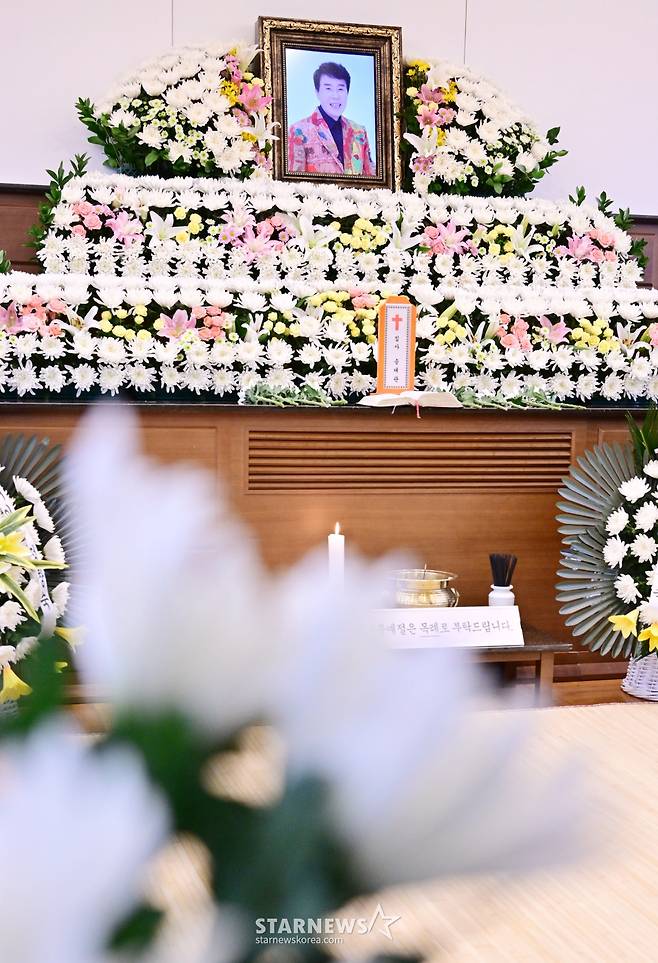 [서울=뉴시스] 사진공동취재단 = 7일 서울 종로구 서울대학교병원 장례식장에 고 송대관의 빈소가 마련되어 있다.   입관은 오는 8일 오후 1시 30분, 발인은 9일 오전 11시다. 장지는 서울추모공원이다. 2025.02.07. photo@newsis.com /사진=