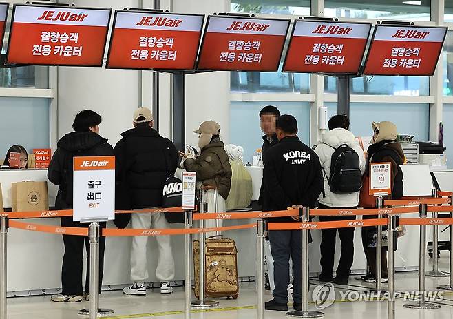 제주공항 출발편 잇단 결항 (제주=연합뉴스) 박지호 기자 = 7일 제주공항에 강풍경보와 급변풍경보가 발효된 가운데 다른 지방 폭설 영향으로 항공편들이 잇따라 결항하고 있다.
    이날 오전 제주공항 출발층 제주항공 결항 승객 전용카운터가 붐비고 있다. 2025.2.7 jihopark@yna.co.kr