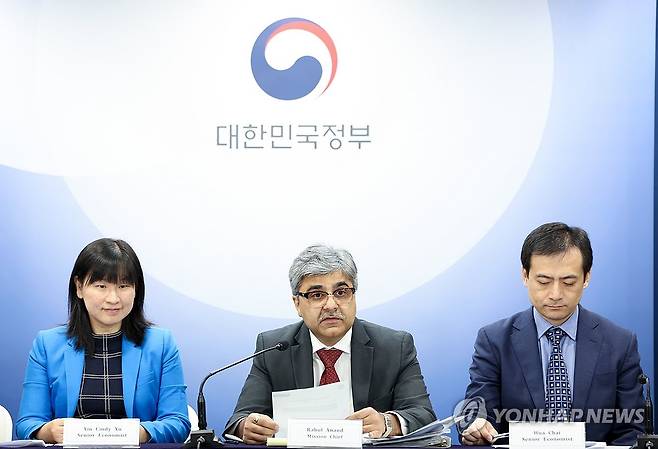 IMF, 내년 한국경제 2.0% 성장 전망 (서울=연합뉴스) 김도훈 기자 = 국제통화기금(IMF) 라훌 아난드 한국미션 단장이 20일 오전 정부서울청사에서 IMF-한국 연례협의결과를 발표하고 있다. 
    연례협의는 회원국의 거시경제·재정·금융 등 경제상황 전반을 점검하는 회의로 IMF 한국미션단은 연례협의 결과자료를 통해 내년도 한국경제 성장률이 2.0%에 근접할 것으로 전망하면서 "전망을 둘러싼 불확실성이 높은 상황이고, 하방리스크가 더 큰 편"이라고 밝혔다. 2024.11.20 superdoo82@yna.co.kr