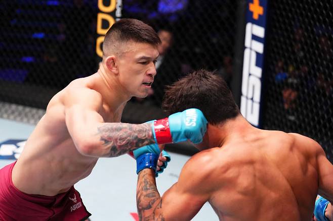 ‘데이나 화이트 컨텐더 시리즈’에서 KO승을 거두고 UFC 계약을 따낸 코디 스틸(왼쪽). 사진=UFC