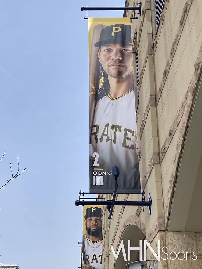 (피츠버그 홈구장 'PNC 파크' 외벽에 걸린 코너 조 사진)