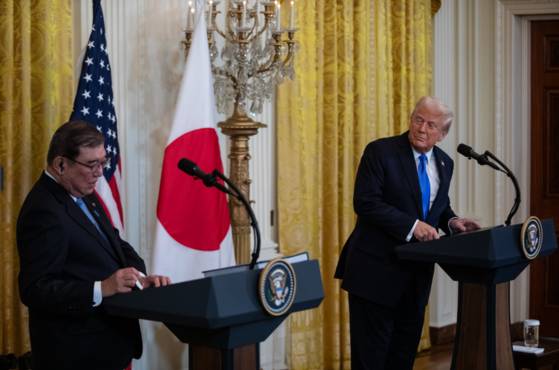 트럼프 미국 대통령과 이시바 시게루 일본 총리가 7일(현지시간) 백악관에서 회담한 뒤 기자회견에서 발언하고 있다〈사진=연합뉴스〉