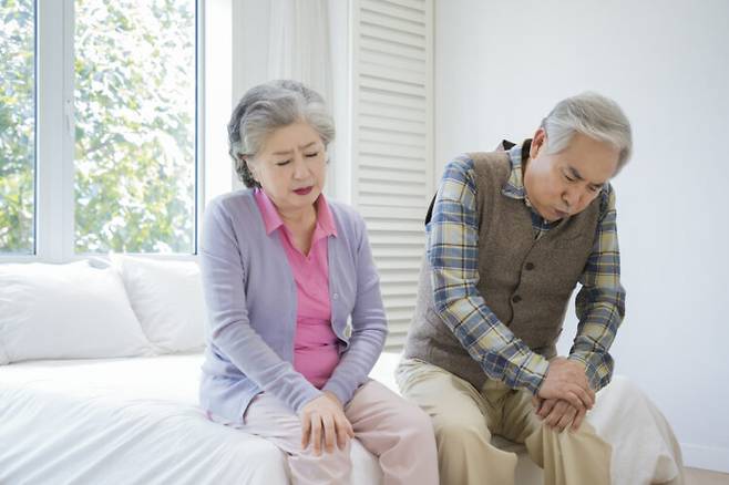 날씨가 추워지면 사람은 체온 손실을 막기 위해 말초혈관을 수축시켜 체온을 유지하려는 반응을 보인다. 이 과정에서 몸은 추위를 덜 느낄 수 있지만, 혈관이 수축하면서 조직에 산소와 영양분 공급이 줄어들고, 이로 인해 관절과 근육의 기능이 약화될 수 있다. [사진=게티이미지뱅크]