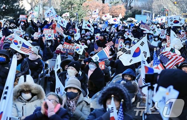 한국사 '일타 강사' 전한길 씨 등이 참여하는 윤석열 대통령 탄핵 반대 집회가 8일 동대구역 광장에서 열려 교통관리에 비상이 걸렸다. 윤 대통령 탄핵 심판 5차 변론기일인 4일 서울 헌법재판소 인근 안국역 사거리에서 보수단체 회원들이 대통령 석방을 촉구하고 있다. (사진은 기사 내용과 무관함) 2025.2.4/뉴스1 ⓒ News1 박정호 기자