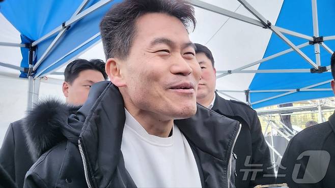 한국사 '일타강사' 전한길이 8일 오후 대구 동구 동대구역 광장에서 열린 '세이브코리아 국가비상기도회'를 찾아 연설을 마치고 취재진들을 만나 비공식 회견을 하고 있다. 2025.2.8/뉴스1 ⓒ News1 이성덕 기자