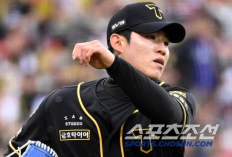 21일 광주KIA챔피언스필드에서 열린 NC와 KIA의 경기, 6회초 KIA 김사윤이 NC 김주원의 땅볼타구를 잡아 1루로 던지고 있다. 광주=허상욱 기자wook@sportschosun.com/2024.04.21/