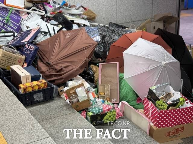 6일 서울 중구 서울역 출구 방향 지하보도 계단 7칸 높이 사이에 놓인 잡동사니 사이로 노숙인이 눈을 감은 채 누워있다. /정인지 기자