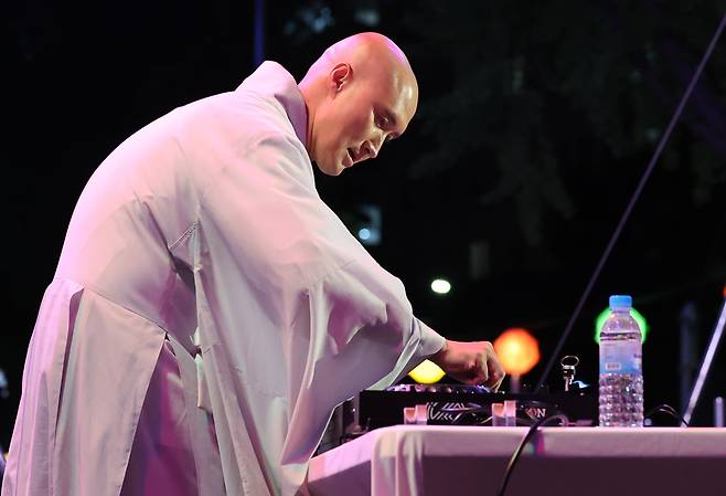 지난해 5월 부처님 오신 날을 맞아 서울 종로구 조계사 앞 사거리에서 열린 'EDM 난장'에서 뉴진스님이 디제잉 하는 모습. 당시 그를 보러 MZ 젊은이 등 수십만명이 몰렸다. 무대를 조금 넓혀보자는 막연한 마음으로 10년 전 배워둔 디제잉이 뉴진스님의 필살기가 됐다고. /뉴시스