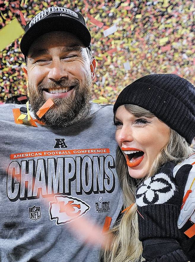 지난달 26일 AFC 챔피언 결정전 후 테일러 스위프트(오른쪽)와 남자 친구 트래비스 켈시. /AP 연합뉴스