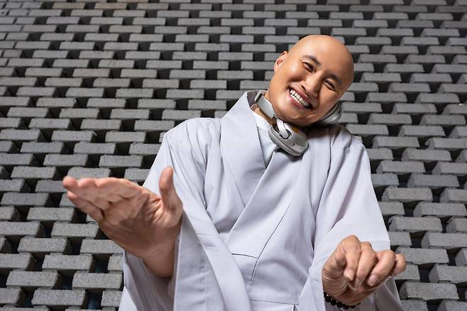 개그맨 윤성호씨는 승복 입고 EDM 디제잉을 하는 '스님 캐릭터'로 국내외 문화 종교계를 강타했다. 경기도 일산의 한 카페에서 조선일보와 인터뷰하며 디제잉 하는 몸짓을 해보이고 있다. /양수열 영상미디어 기자