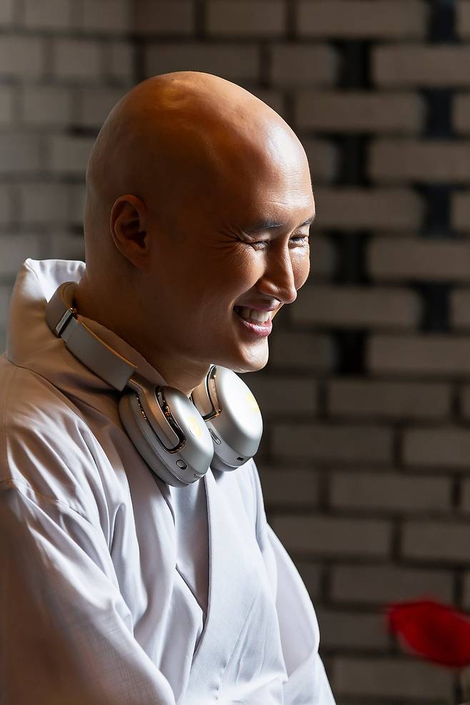 윤씨는 초년의 인기가 꺼진 후 40대 중반이 넘는 나이까지 십수년의 슬럼프를 겪었다. "그때 겪은 '인생의 쓴맛'이 없었다면 스님이라는 캐릭터도 와닿지 않았을 것"이라고 한다. /양수열 영상미디어 기자