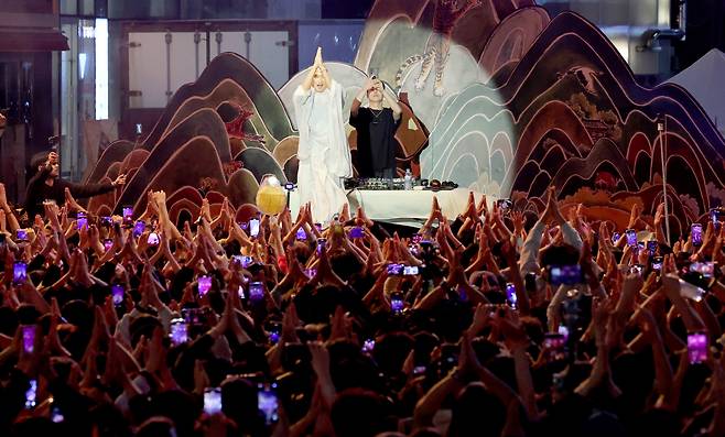 지난해 5월 부처님 오신 날 기념 연등회 공연 모습. 관객 수만명이 뉴진스님의 "부처핸섭(Put your hands up)!"에 따라 "극락왕생!"을 외쳤다. /뉴시스