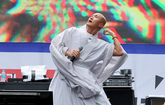 머리를 터는 듯한 춤 동작은 '번뇌를 털어내는 모습'을 표현한 것이라고 한다. 윤씨는 "제행무상, 고통도 기쁨도 영원하지 않고 생멸하는 것"이라고 했다. 지금 뜨거운 뉴진스님의 인기조차 내 것이 아니며, 언제든 지나갈 수 있다고 생각한다고. /양수열 영상미디어 기자