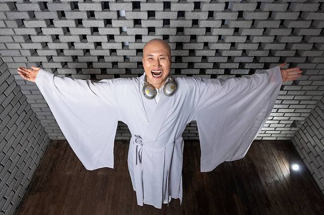 윤성호씨는 '칭감들', 즉 "칭찬하고, 감사하고 들어주라"는 문구를 집 현관문 앞에 붙여놓고 외출할 때마다 되새긴다고 한다. "그것만 잘 해도 굶어죽지 않아요."/양수열 영상미디어 기자