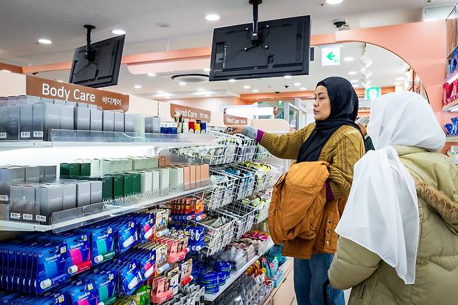 다이소는 ‘가성비 쇼핑 명소’로 외국인 관광객들이 몰리고 있다. /이건송 영상미디어 기자