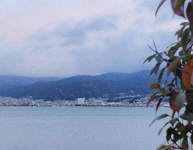 일본 나가노현 스와시에 있는 스와 호수. 호수 너머로 세이코엡손 본사 사옥이 보인다.ⓒ임채현 기자