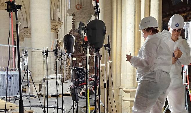 브라이언 카츠 프랑스 국립과학연구센터 사운드스페이스 팀장이 이끄는 연구팀은 2015년 노트르담 대성당의 음향 데이터를 분석한 경험을 살려 이번 복원 작업에도 함께했다. 사진은 2015년 당시 연구팀이 대성당 내부의 소리를 분석하는 모습이다. 과학동아 제공
