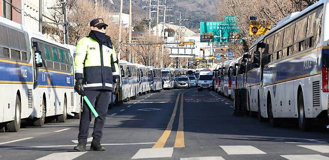 윤석열 대통령의 탄핵심판 6차 변론이 열린 지난 6일 서울 종로구 헌법재판소 주변 도로에 경찰버스로 차벽이 세워져 있다. 연합뉴스