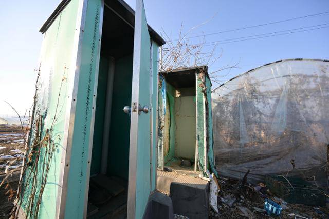 경기 포천시 비닐하우스 기숙사 앞에 수세식 화장실 부스가 설치돼 있다. 분뇨를 제때 치우지 않아 악취가 났으며 전등이 없어 밤에는 이용하기 어려웠다. 포천=최주연 기자