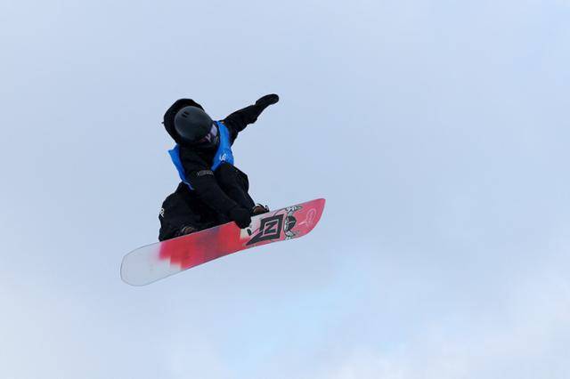 이채운이 8일 중국 하얼빈의 중국 헤이룽장성 야부리스키리조트에서 열린 2025 하얼빈 동계아시안게임 남자 스노보드 슬로프스타일 경기 중 연기를 하고 있다. 하얼빈=로이터 연합뉴스