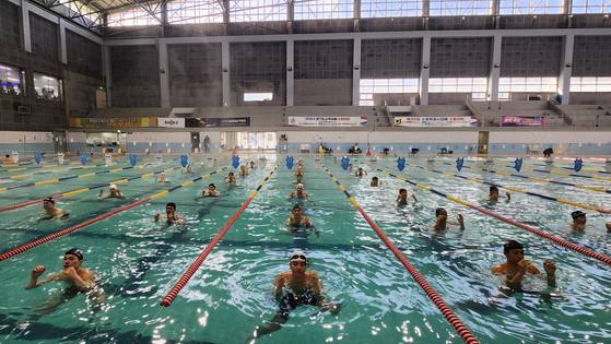 7일 경기 수원시 스포츠아일랜드에서 특수부대 입대를 희망하는 청년들이 입영 훈련에 매진하고 있다. 김서원 기자