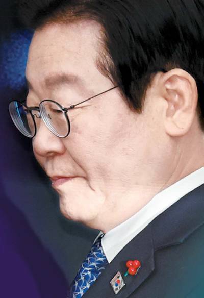 이재명 민주당 대표의 차기 대선후보 지지도가 30% 초반대 박스권에 갇힌 가운데, 전문가들은 비주류 포용과 중도실용 인사 영입 등을 조언했다. [연합뉴스]