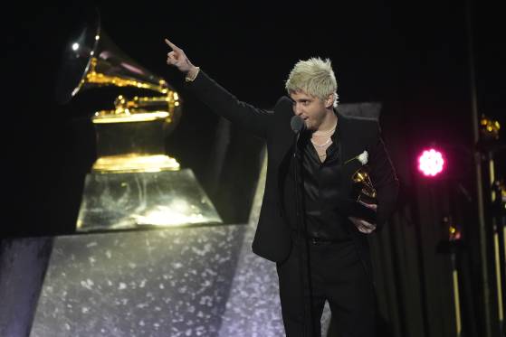 록 앨범상을 받은 롤링 스톤스를 대신해 앤드류 와츠가 수상하며 기뻐하고 있다. [AP=연합뉴스]