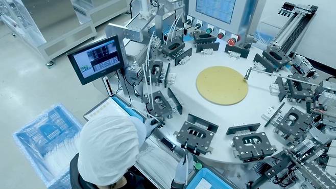 압착피팅 반자동화 라인에서 근로자가 일을 하고 있다. 스톰테크 제공