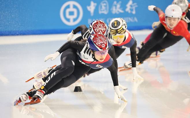 8일 중국 하얼빈 헤이룽장 빙상훈련센터 다목적홀에서 열린 하얼빈 동계아시안게임 쇼트트랙 여자 500m 결승에서 최민정이 질주하고 있다. 연합뉴스