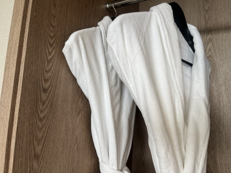 객실에 구비된 헤드셋과 가운 /사진= 문서연 여행+ 기자