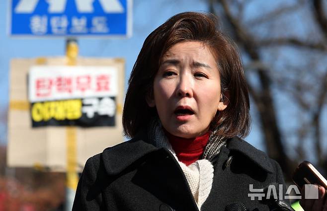 [의왕=뉴시스] 홍효식 기자 = 윤석열 대통령과 면회를 마친 나경원 국민의힘 의원이 3일 경기도 의왕시 서울구치소 앞에서 취재진 질문에 답하고 있다. 2025.02.03. yesphoto@newsis.com