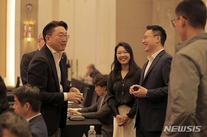 지난 29일 인천 영종국제도시 파라다이스시티에서 열린 ‘2024 피티 코리아 차이나 마케팅 컨퍼런스’에서 최종환(왼쪽) 파라다이스시티 대표이사가 중국 펑타이, 컬러데이터, 샤오홍슈 관계자와 환담을 나누고 있다. 사진=파라다이스시티 제공) *재판매 및 DB 금지