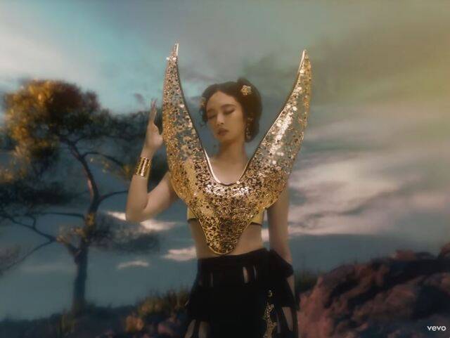 ‘ZEN’ 뮤비 속 신비로운 존재로 등장한 모습. JENNIE 유튜브 영상 캡처