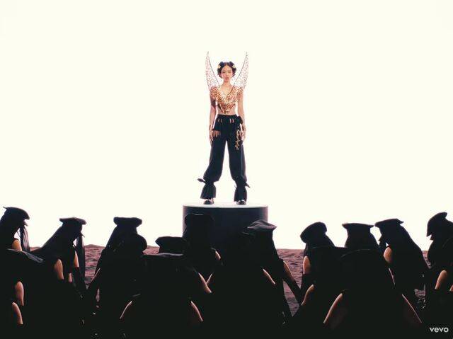 강인한 여성상인 ‘원화’를 현대적인 감각의 의상으로 재해석했다. JENNIE 유튜브 영상 캡처